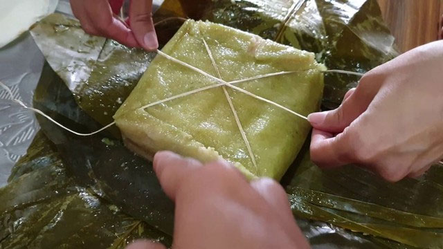 Cắt bánh chưng bằng lạt